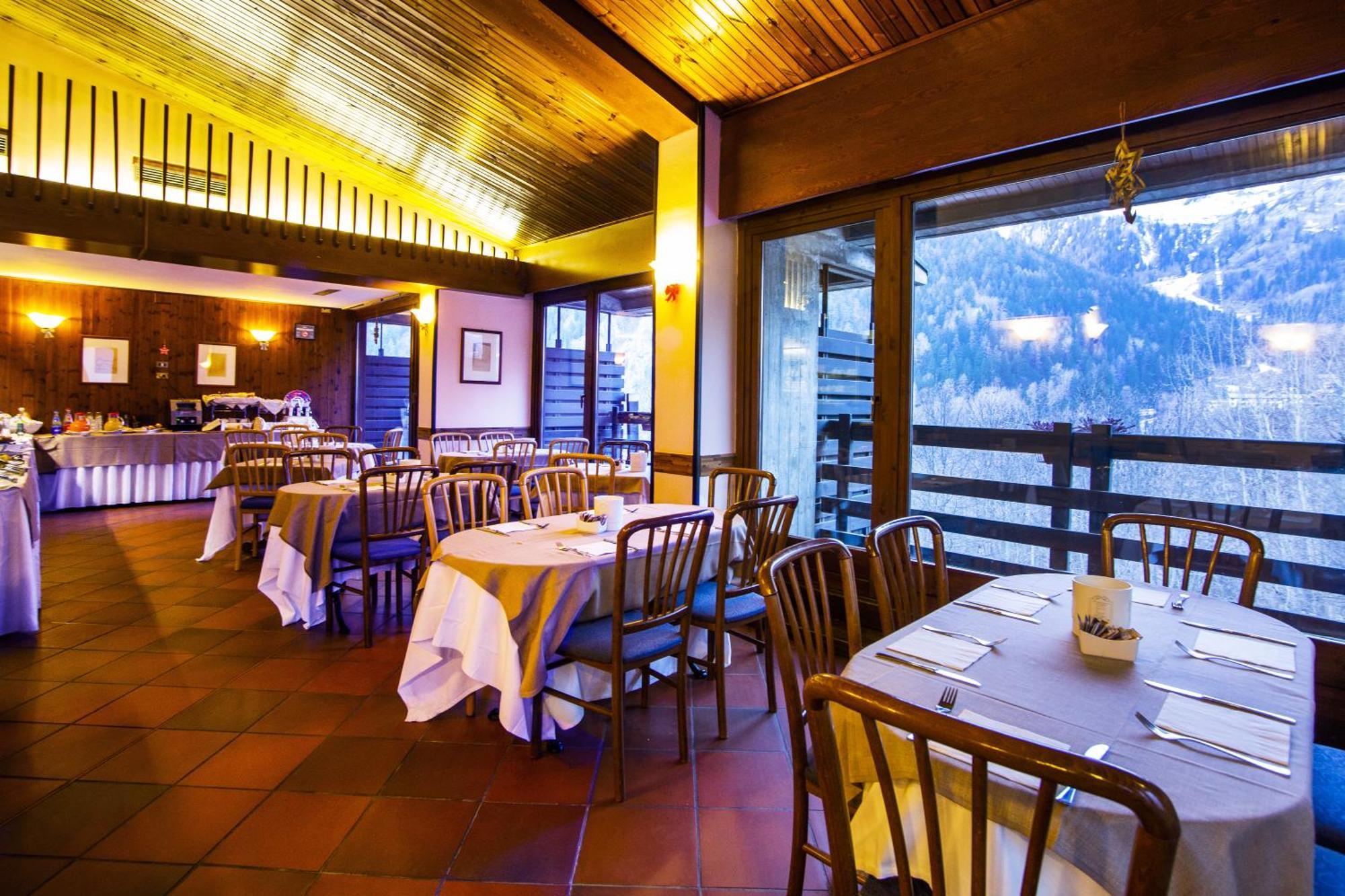Hotel Les Jumeaux Courmayeur Exteriör bild