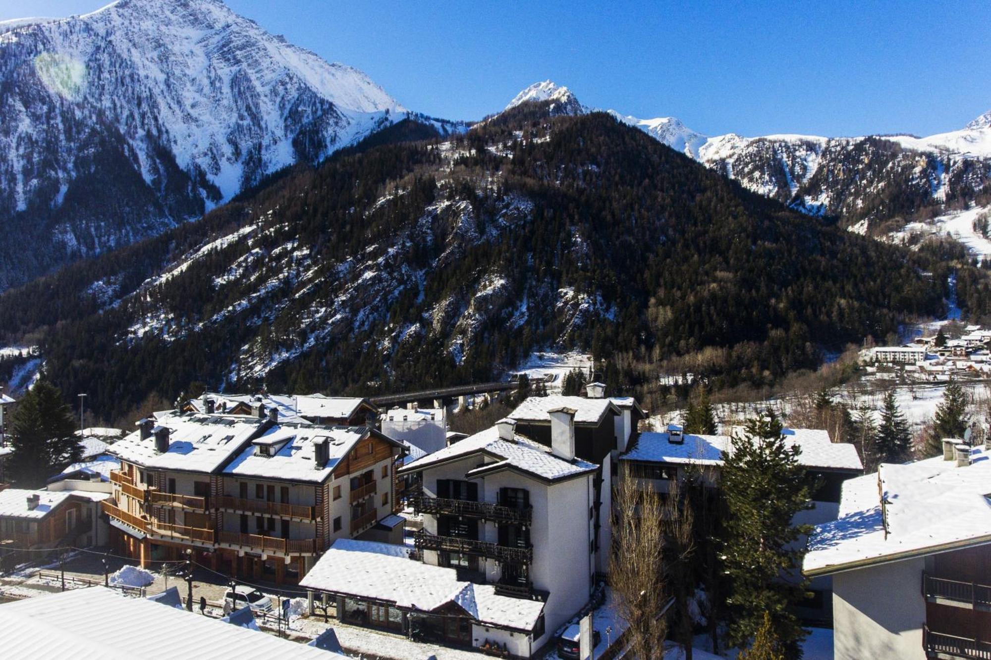 Hotel Les Jumeaux Courmayeur Exteriör bild