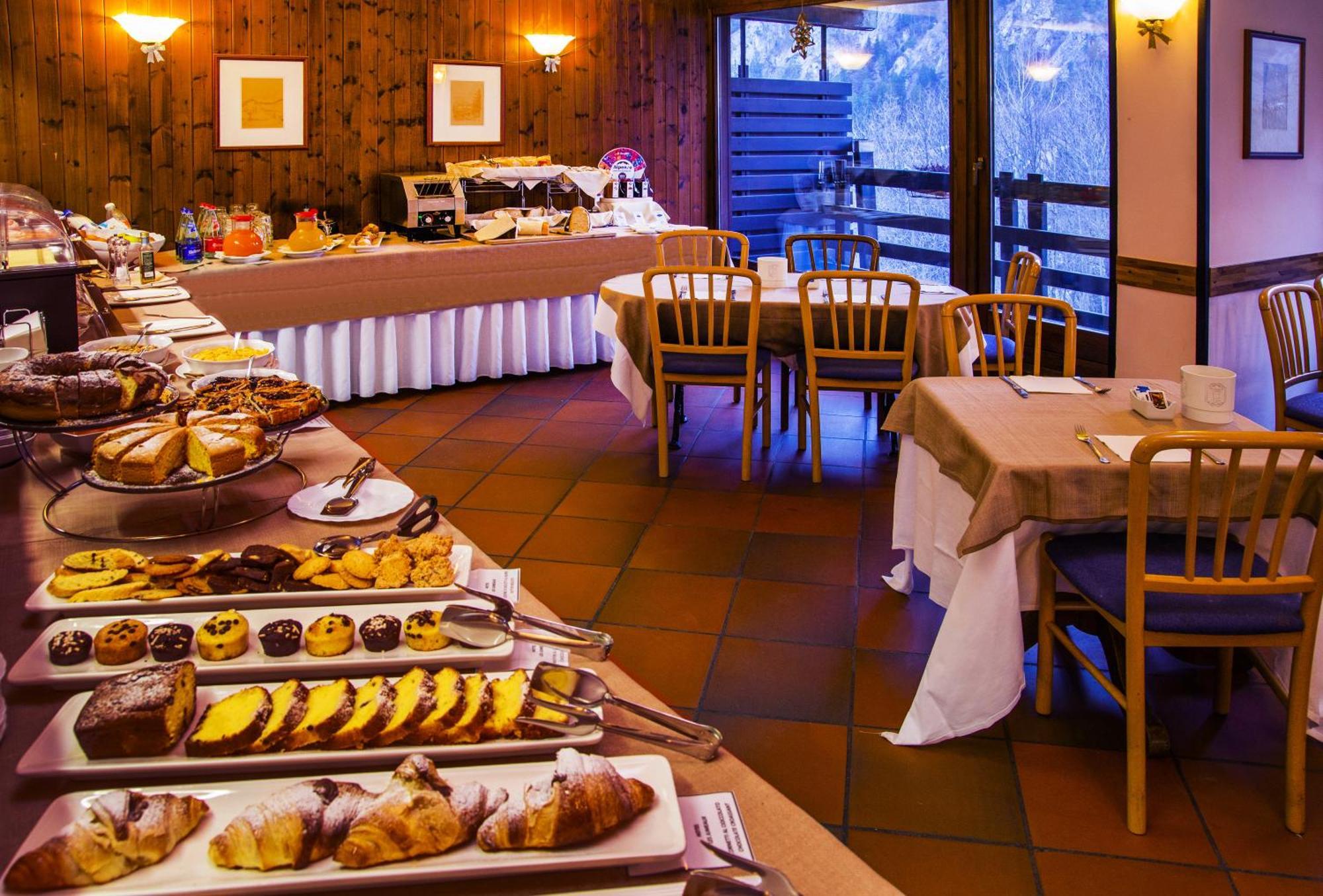 Hotel Les Jumeaux Courmayeur Exteriör bild